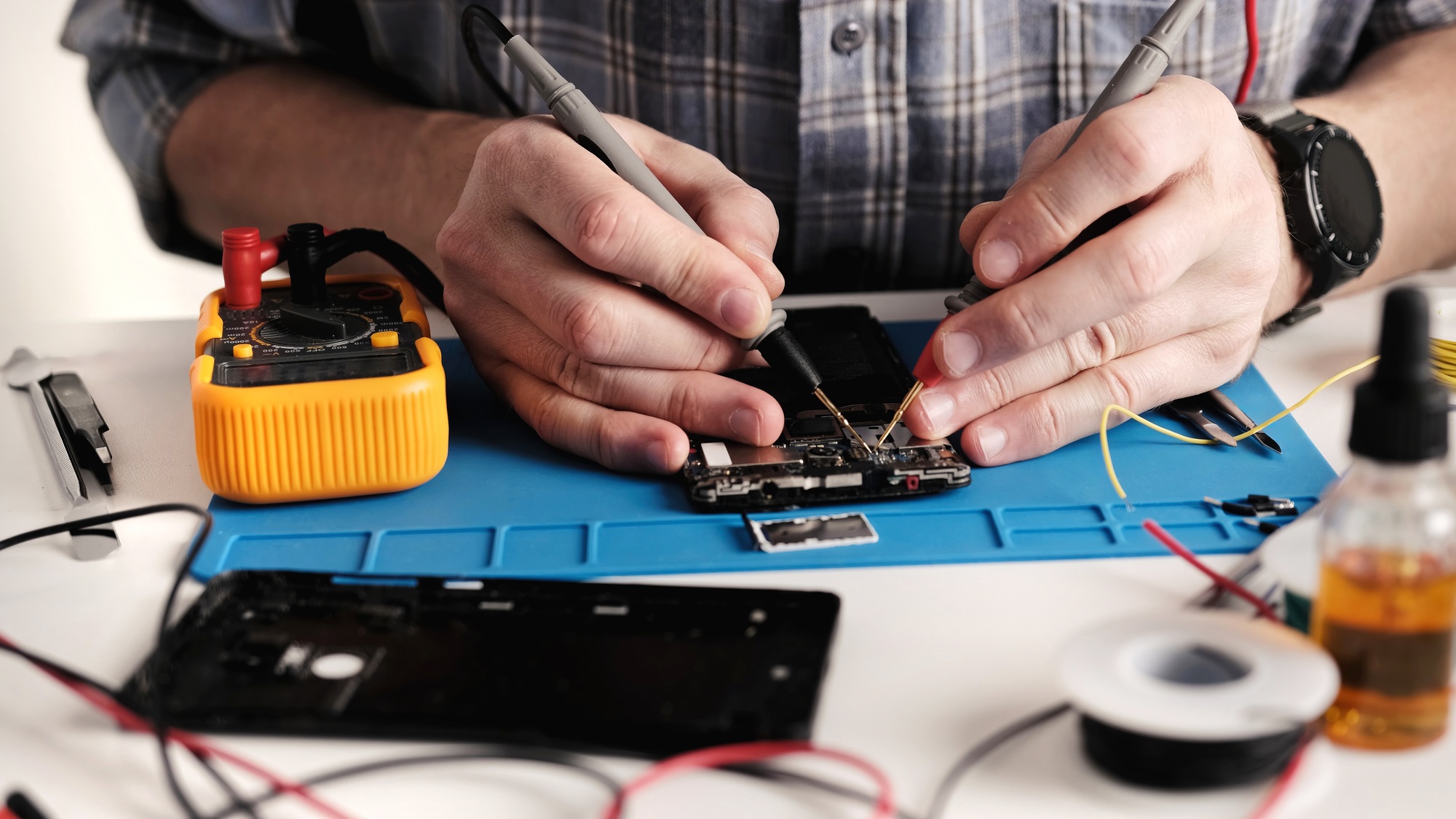Master In Electronics Repair Service Center Fixing Smartphone